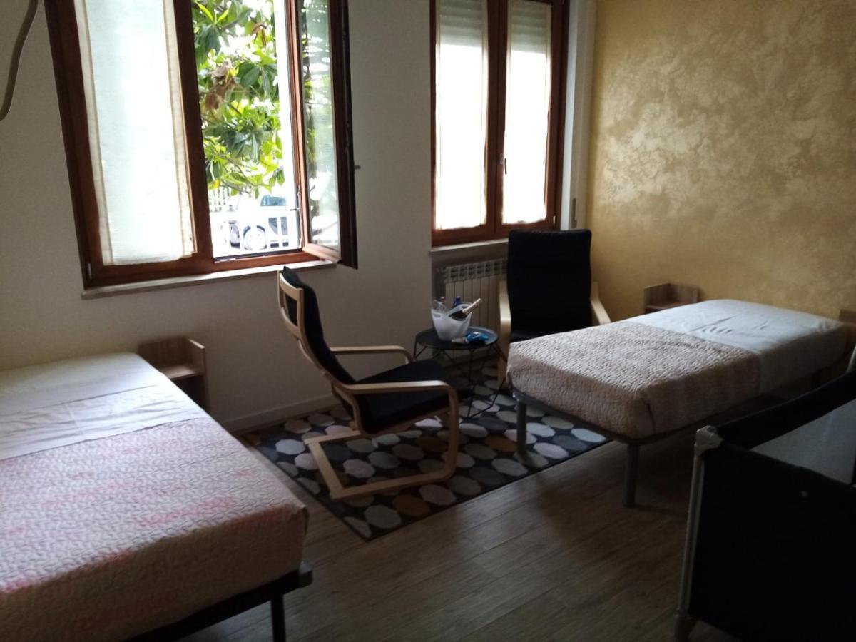 Emmanueli65 Fronte Clinica Per 5 Matrimoniale 2 Singoli 1 Divano Letto Piacenza Exterior photo