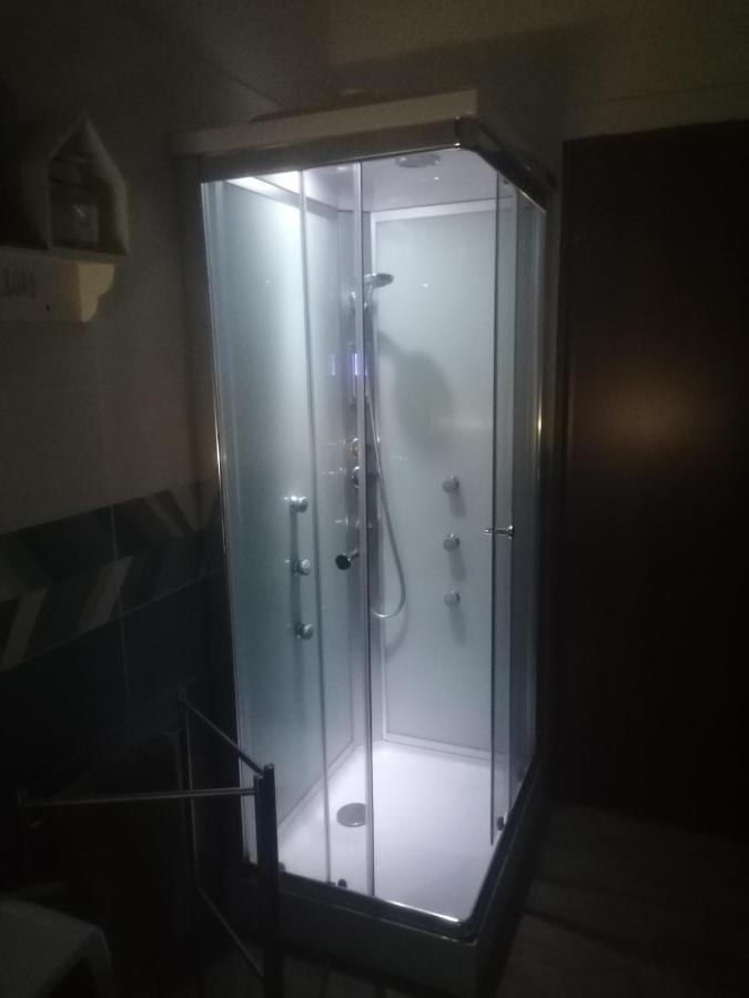 Emmanueli65 Fronte Clinica Per 5 Matrimoniale 2 Singoli 1 Divano Letto Piacenza Exterior photo