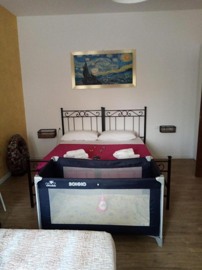 Emmanueli65 Fronte Clinica Per 5 Matrimoniale 2 Singoli 1 Divano Letto Piacenza Exterior photo
