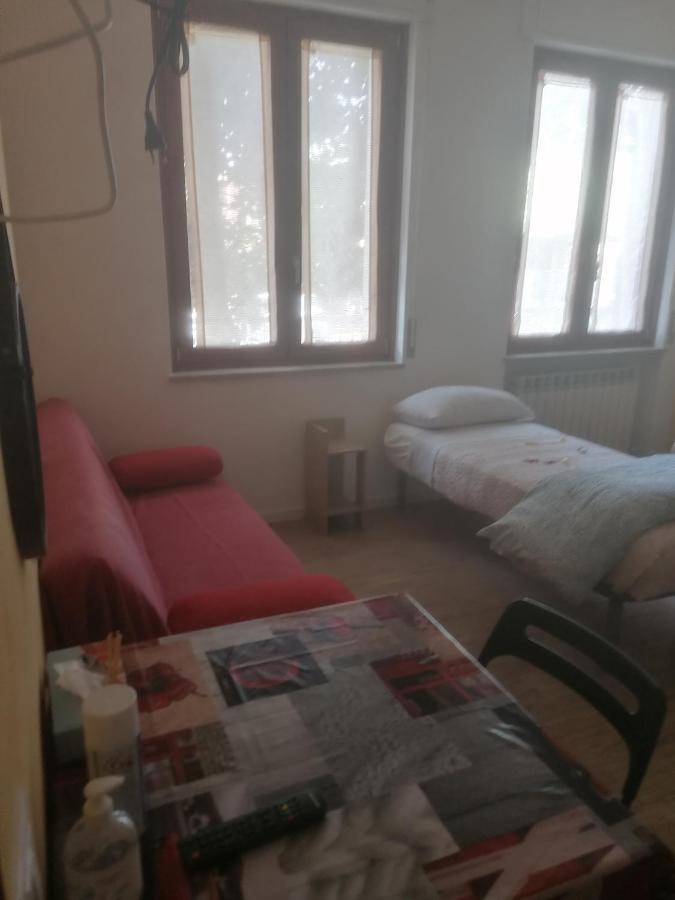 Emmanueli65 Fronte Clinica Per 5 Matrimoniale 2 Singoli 1 Divano Letto Piacenza Exterior photo